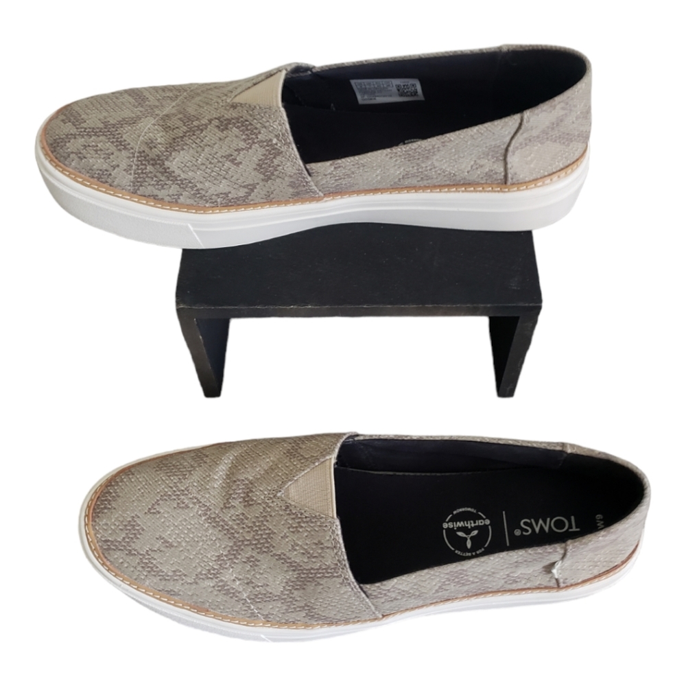Tom’s , NWOT Parker slip on sneakers size 9  Neutral